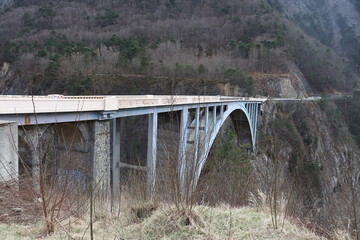Le pont de Ponsonnas sur la rivière le Drac, village de Ponsonnas, département de l'Isère, France