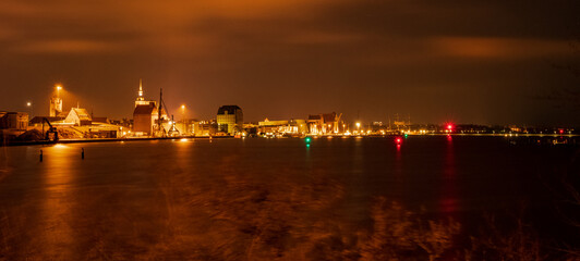 Fototapeta na wymiar Stralsund, Hafen, Nacht, Lichter, Wasser