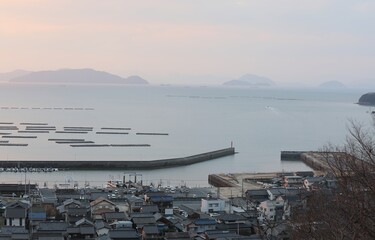 瀬戸内の港町を見下ろす穏やかな海が朝を迎える