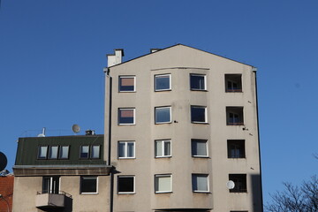 Stare zniszczone budynki we Wrocławiu nadające się do remontu z balkonami w słoneczny dzień. - obrazy, fototapety, plakaty