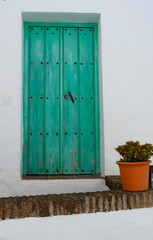 PUERTA VERDE EN UN PUEBLO DE ANDALUCIA