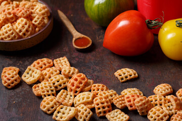 Chips salés à la tomate sur un fond rustique