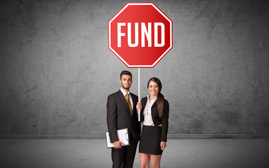 Obraz premium Young business person holding road sign