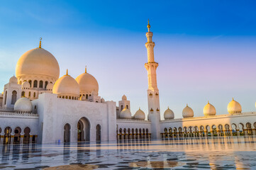 Fototapeta na wymiar The grand and magnificent Sheikh Zayed mosque in Abu Dhabi UAE
