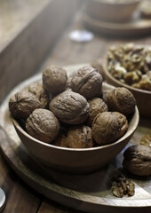 nueces con cascara en cuenco de madera con luz natural