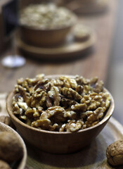 nueces peladas en cuenco de madera con luz natural