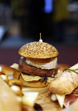 hamburguesa de carne con queso de cabra y pan de semillas