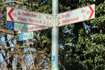 Wegweiser am Erftradweg