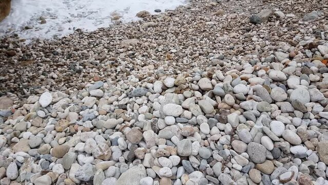 grosses vagues cassant sur une plage - C&ocirc;te d'Azur