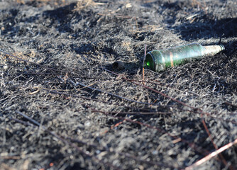 Pożar łąki - spalone trawy - butelka - lekkomyślność - niebezpieczeństwo - wypalanie traw - obrazy, fototapety, plakaty