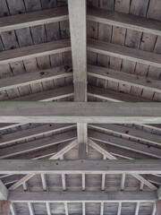公園の木造屋根