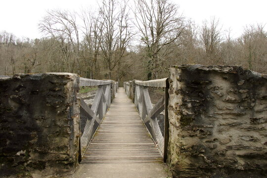 A stone and wooden bridge at Fresselines in Creuse.