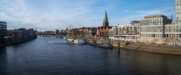 Martinianleger in Bremen an einem sonnigen Tag als Panorama
