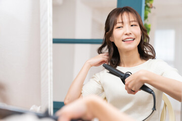 ヘアセットをする女性