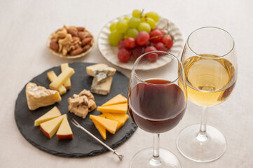 ワインとチーズの盛り合わせ、果物とナッツ