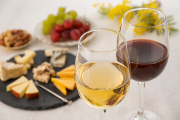 ワインとチーズの盛り合わせ、果物とナッツ