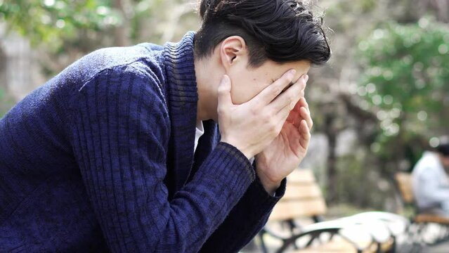 ベンチで落ち込む男性
