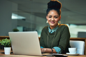 This project is my number one priority. Portrait of an attractive young woman working on her laptop in the office. - obrazy, fototapety, plakaty