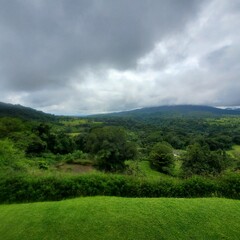 Fototapeta na wymiar clouds over the mountains in the jungle of Costa Rica 