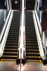 都会のファッショナブルビルディング、幻想的なエスカレーター
