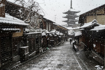 雪の京都・東山八坂通の風景