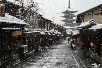 Foto op Plexiglas 雪の京都・東山八坂通の風景 © satoru