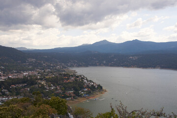 Fototapeta premium Beautiful view of the lake in Valle de Bravo in Mexico