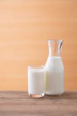 テーブルの上の牛乳