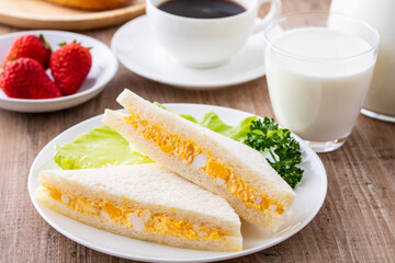 朝食にサンドイッチを食べる