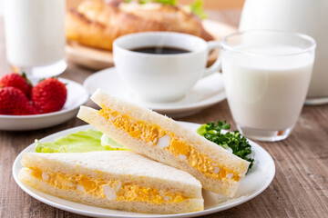 朝食にサンドイッチを食べる