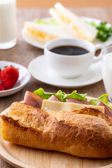 朝食にサンドイッチを食べる