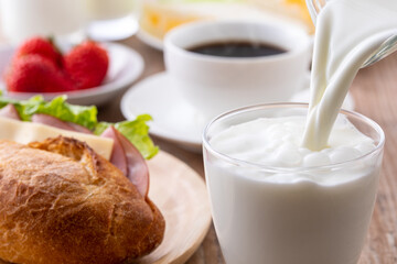 朝食に牛乳を飲む