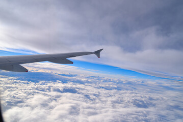 飛行機の窓　機上　雲海　空　翼　背景素材