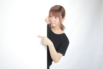 ボードから覗く女性