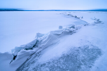 冬に北海道屈斜路湖の凍った水面に現れた「おみわたり」。