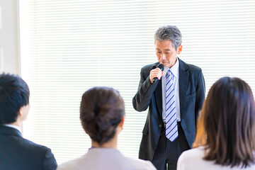 講演会をする中年の男性