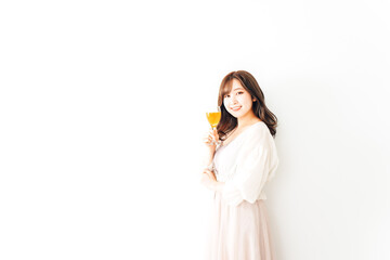 白ワインを呑む若い女性