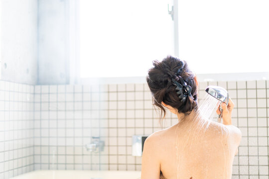 シャワーを浴びる女性 の画像 2 755 件の Stock 写真 ベクターおよびビデオ Adobe Stock