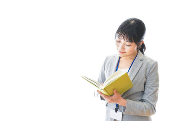 Fototapeta premium 読書をする若いビジネスパーソン