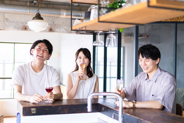 スポーツバーで試合を観戦する若者