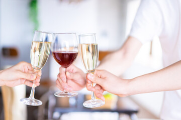 Obraz na płótnie Canvas ワイングラスで乾杯をする若い男女