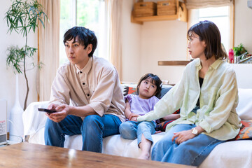 Obraz premium おうちで仲良く過ごす家族