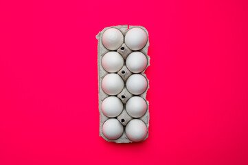 Ein Karton Eier auf einem roten Hintergrund