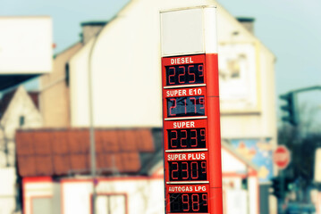 Die Tankstelle in Deutschland und hohe Preise für den Kraftstoff - obrazy, fototapety, plakaty