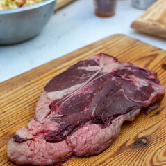 T- bone 

corte T-bone 

Manos condimentando corte de res 

corte de re en asador 

T-bone al grill...
