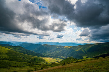 Obraz premium Mountain valley illuminated by sunlight. Carpathian Mountains, Ukraine.