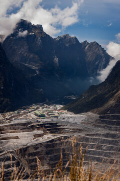 The workshop at the rim of Grasberg Mine and the surrounding mountains