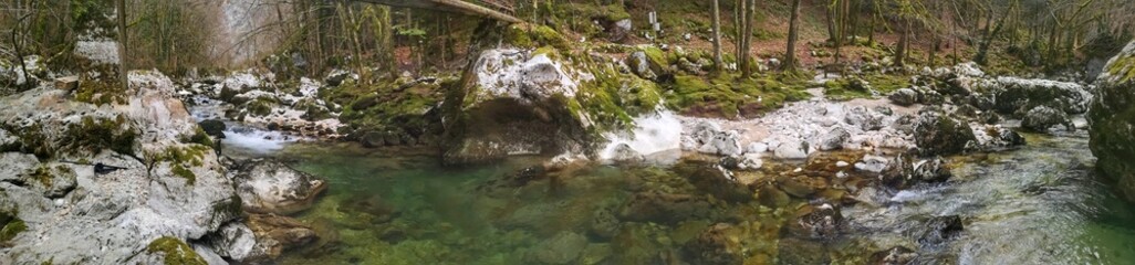 Rivière sauvage de montagne en chartreuse - gorges du Frou