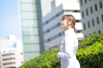 遠くを見つめる女性
