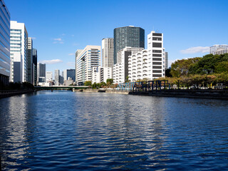 Fototapeta na wymiar 東京の運河と近代的な建物群のある風景